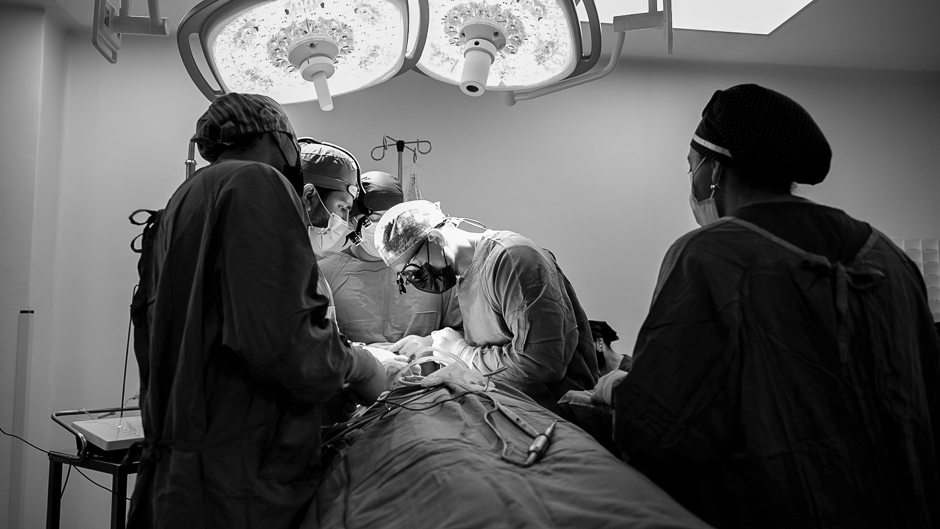 Equipo quirúrgico del Dr. Robert Rivera durante un procedimiento maxilofacial
