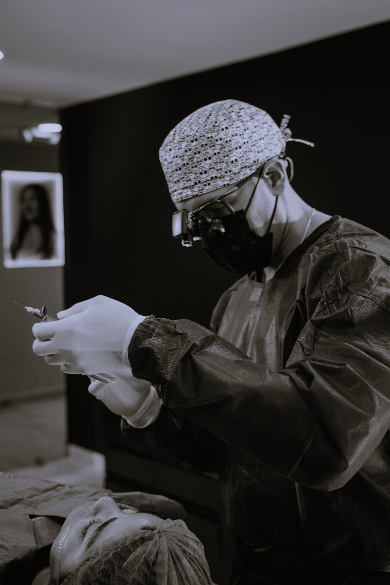 Dr. Robert Rivera preparando instrumental durante una cirugía maxilofacial
